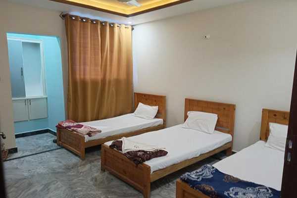 Economy Triple Room Hotel Red Roof & Restaurant